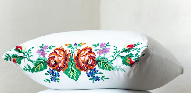 haftowana poduszka z motywem ludowym